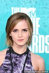 组图：艾玛亮相MTV电影奖 印染连衣裙秀玲珑身段