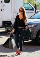 组图：阿尔芭提大包小包现身 黑超遮面气质靓丽