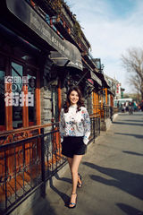 明星爱街拍：人鱼小姐张瑞希花漾游京城