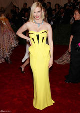 组图：詹纽瑞-琼斯盛装亮相 抹胸礼服勾勒身材