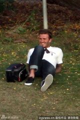 组图：贝克汉姆带儿子球场PK 见狗仔变脸怒骂