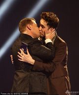 组图：全英音乐水果姐展最炫民族风 艾丽露胸衣