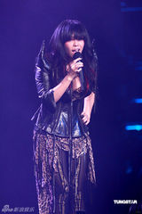 幻灯图：张惠妹个唱骷髅装亮相 伏明霞夫妇到场