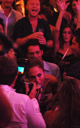 幻灯图集：詹妮弗-洛佩兹夫妇度假 夜店忘情拥吻