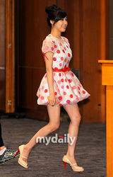 组图：少女时代Tiffany与孙浩英演音乐剧《Fame》