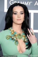 组图：凯蒂-佩里绿裙亮相红毯秀双峰深沟