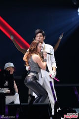 组图：周杰伦承认非单身 李玟爆乳M字腿助阵