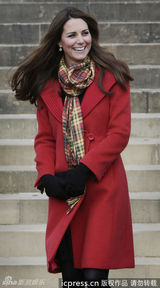 组图：凯特王妃造访皇家海军 大红外套气质高贵