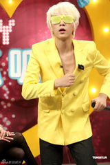 幻灯图：师洋黄色休闲西装亮相 脱口秀节目中耍宝