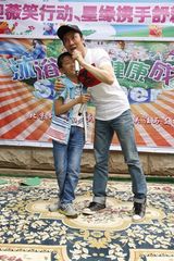 组图：张定涵甘薇庆六一 与聋儿舞江南style