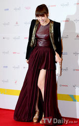 组图：韩国大钟电影节颁奖 郑柔美展女王气质