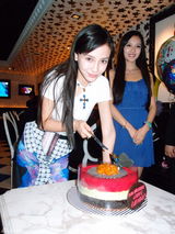 组图：baby庆24岁生日 许愿本命年事业爆发