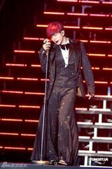 罗志祥个唱与两性感女郎热舞 热拥郑秀文(组图)