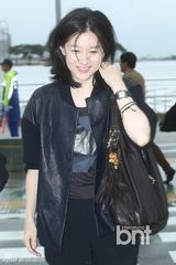 组图：李英爱赴服装展 现身机场头发凌乱