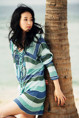 组图：王艳海边靓照曝光 阳光清新不输少女