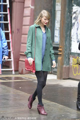 组图：斯威夫特红唇美艳 绿外套搭黑丝色调养眼