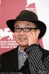 组图：威尼斯重启未来发布会 导演园子温亮相