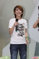 组图：刘忻上海签书女屌丝变文艺女青年