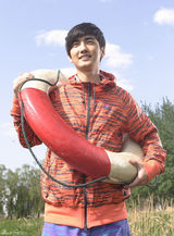 组图：洪连城拍摄圣诞写真阳光帅气