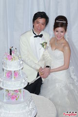 组图：张美妮穿传统裙褂出嫁 新郎深情热吻