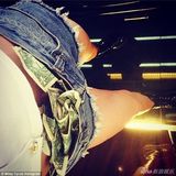 组图：麦莉裸上身秀比基尼晒痕 裤裆塞满钞票