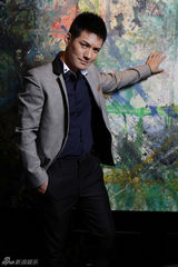 组图：严宽杂志封面古典贵族气十足