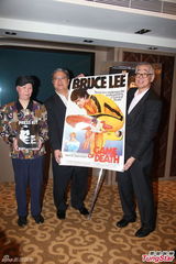 组图：李秋源返香港会影迷纪念亡弟李小龙