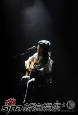 幻灯图集：陈绮贞杭州开唱 唯美嗓音动人心弦