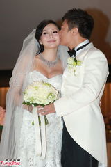 组图：钱嘉乐汤盈盈大婚 新娘巨乳大肚与新郎热吻