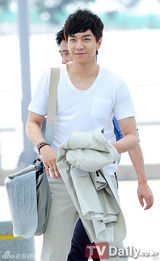 组图：韩星李胜基飞赴英国护送奥运圣火现身机场