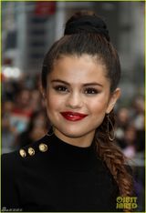 组图：21岁赛琳娜浓妆艳抹高开衩 S曲线傲人