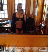 组图：gaga学卡戴珊自拍 黑眼圈雷人乱发糟心