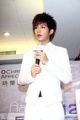 高清图：炎亚纶百万代言保养品 透露正筹备个人专辑