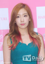 组图：少女时代四成员清新装亮相粉丝会