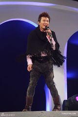 组图：张信哲红馆开唱 深情演绎哲式情歌