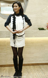 组图：林志玲裙装搭配雪地靴亮相 台上俏皮可爱