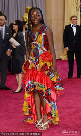 组图：柏林影后雷切尔-米瓦纳扎服饰鲜艳