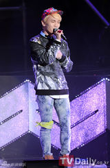 组图：韩团SHINee新专辑回归首唱疯狂火爆