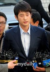 组图：朴施厚被控性侵后赴警署 坚称清白