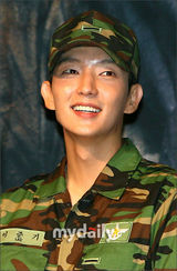 幻灯图：李准基等出席发布会 穿军装英姿飒爽