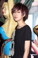 幻灯图：桂纶镁出席活动 用片中道具与影迷交换故事