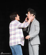 组图：盘点王力宏同性绯闻 曾被成龙黑人强吻