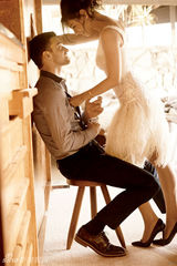 组图：贾斯汀携米拉登杂志封面 同床共枕玩暧昧