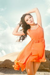 组图：冯雨芝天漠拍摄时尚大片 飞沙走石中敬业坚持