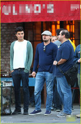 组图：莱昂纳多挺大肚腩出街 胡渣满脸青葱不再