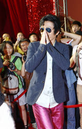 组图：最强音雨中走红毯 章子怡透视装心情靓