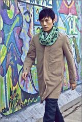 组图：秦昊柏林墙前拍大片 送粉丝马年祝福