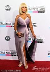 组图：全美音乐奖红毯女星争艳 比伯亲老妈鸟叔搞怪