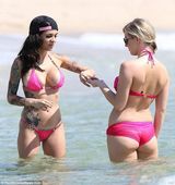 组图：辣模哈米比基尼兜巨波 大秀纹身巨钻抢眼