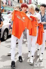 组图：韩星李贤京等出席保宁泥浆节开幕式